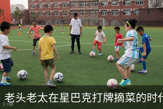 老头老太在星巴克打牌摘菜的时代结束！“消费入座”新规后大厅空了